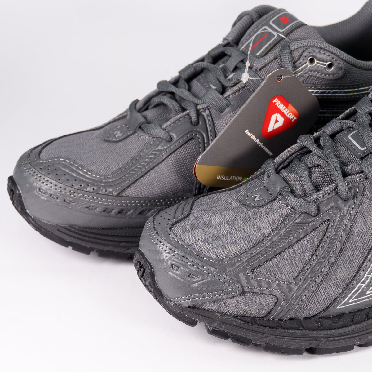 Носки New Balance 1906R Grey Castlerock зблизька: ріпстоп, перфорація і бірка Primaloft
