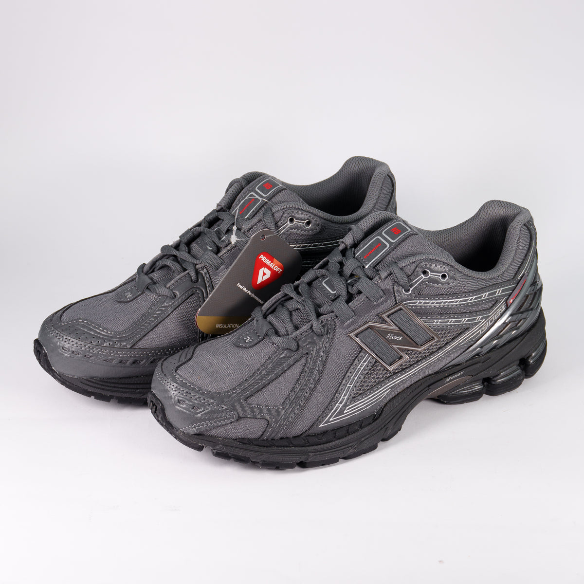 Утеплені кросівки New Balance 1906R Grey Castlerock Primaloft в парі — вид три чверті спереду