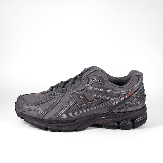 New Balance 1906R Grey Castlerock Primaloft — бічний профіль у сірому кольорі