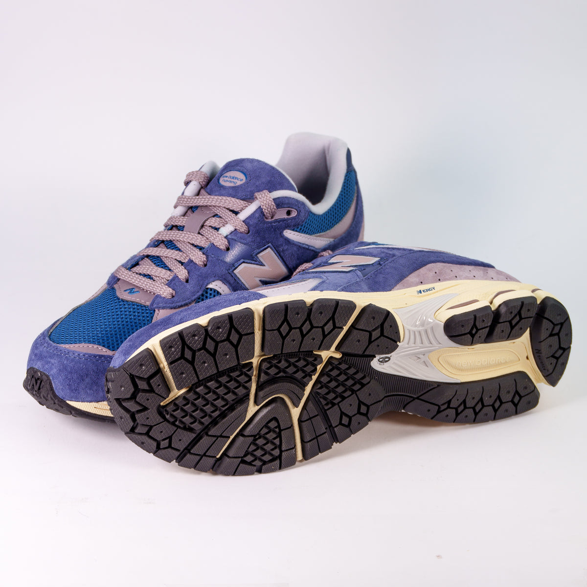 New Balance 2002R Blue Purple збоку і чорна підошва з протектором Stability Web