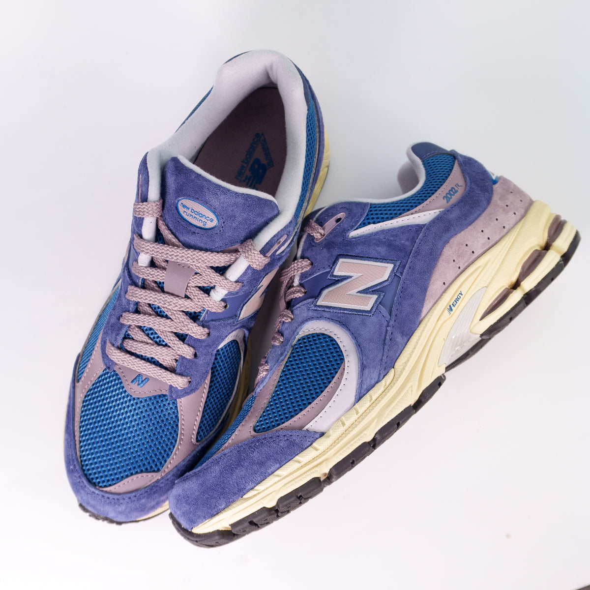 Пара New Balance 2002R U2002RPA згори: синя сітка, фіолетова замша і бузкові шнурки