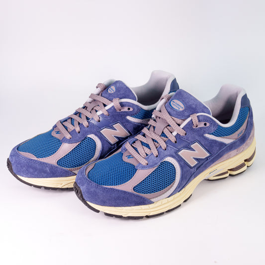 Пара кросівок New Balance 2002R Dream State Blue Purple на кремовій підошві — три чверті спереду