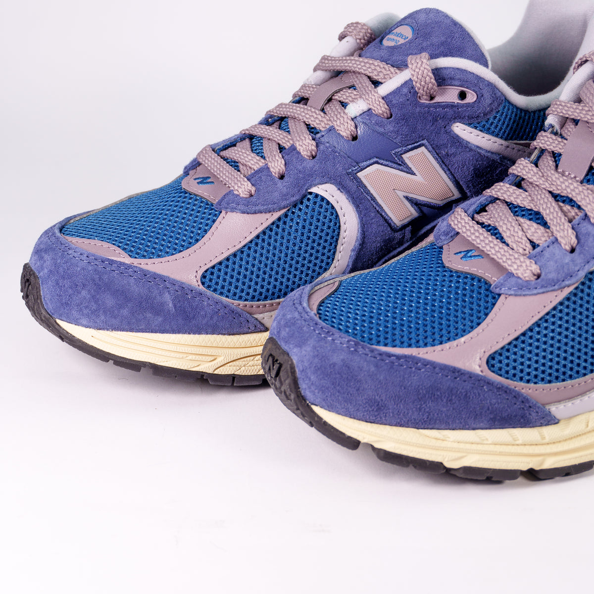 Носки New Balance 2002R з синьої сітки і фіолетової замші крупним планом