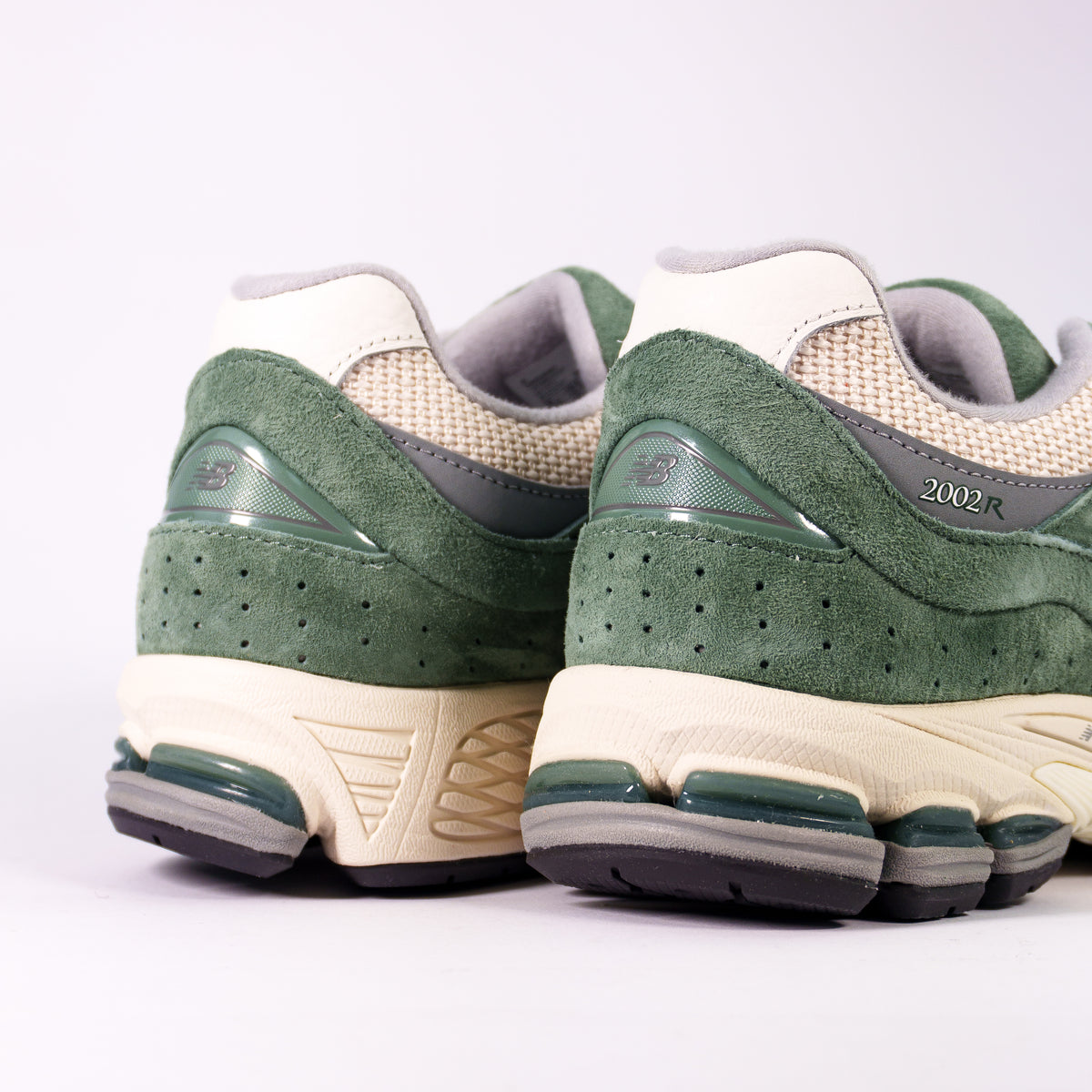 New Balance 2002R Green White — вид ззаду, перфорована зелена замша і капсули N-ergy в п'ятці