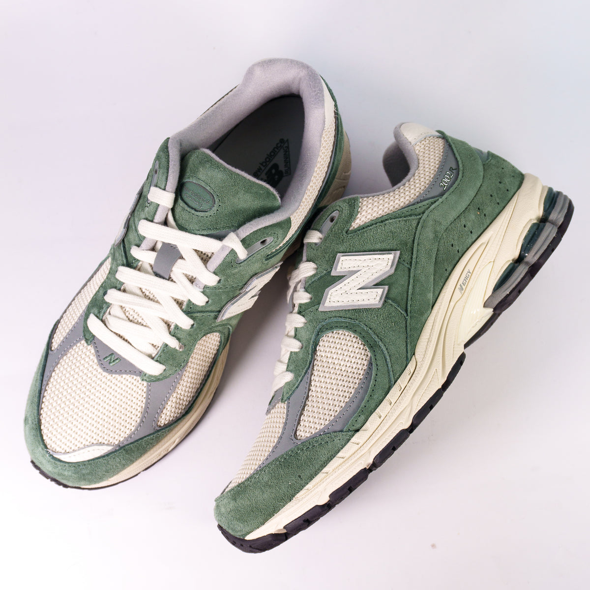 Пара New Balance 2002R U2002RRC згори: зелена замша, бежева сітка і білі шнурки