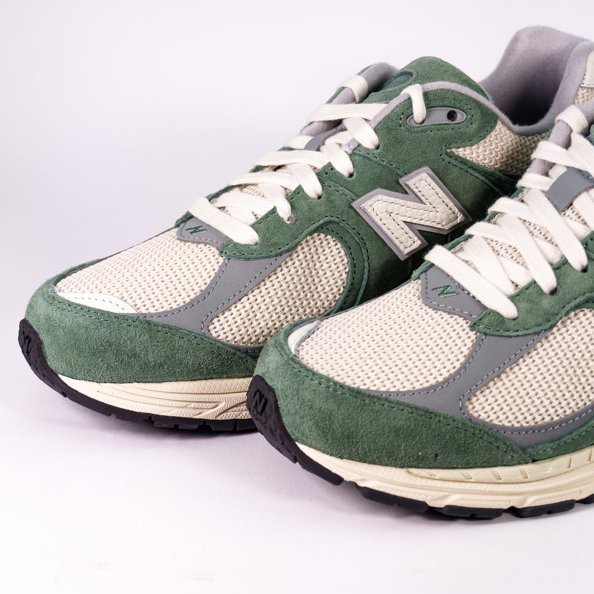 Носки New Balance 2002R Green White з зеленої замші та бежевої сітки крупним планом