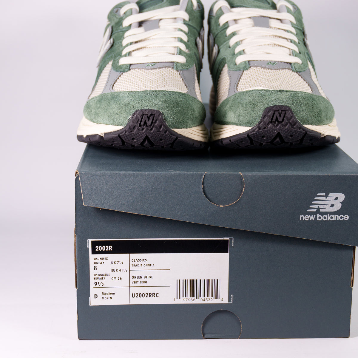 New Balance 2002R Green White на коробці New Balance з етикеткою U2002RRC Green Beige