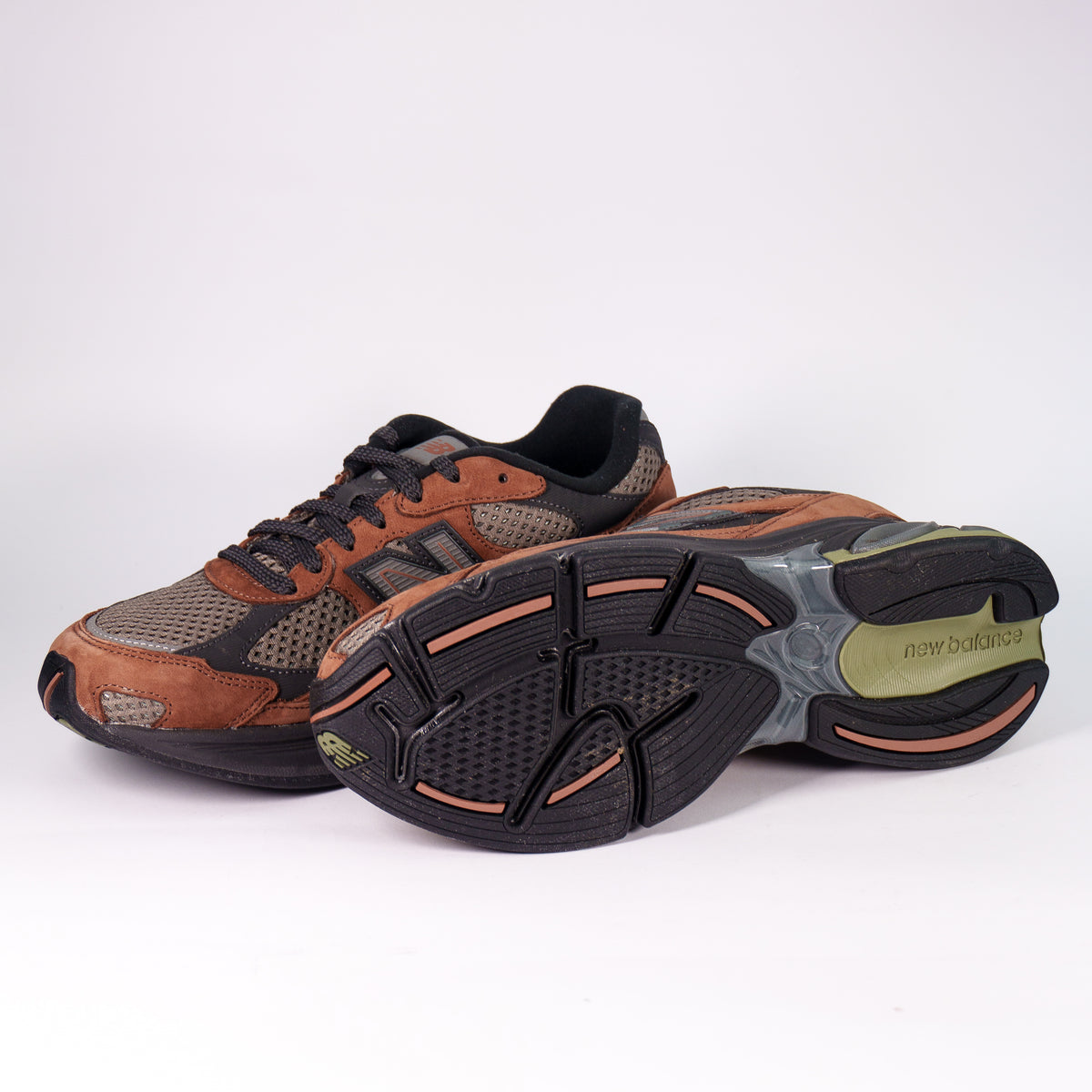 New Balance 2010 Brown збоку і перевернутий кросівок з чорно-мідною підошвою